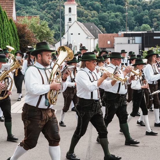 Bild enthält, People, Person, Group Performance, Music Band, Adult, Male, Man, Marching, Shoe, Jeans