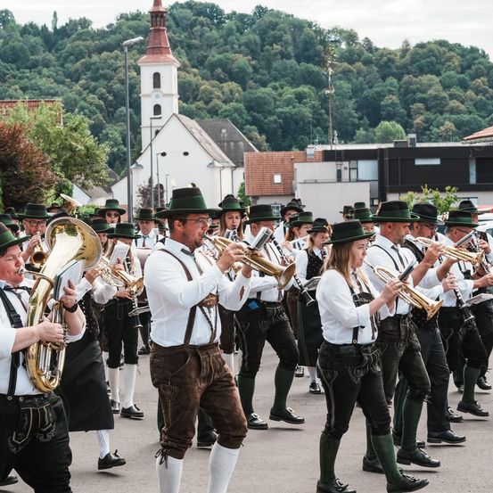 Bild enthält, People, Person, Group Performance, Music Band, Marching, Adult, Male, Man, Shoe, Car