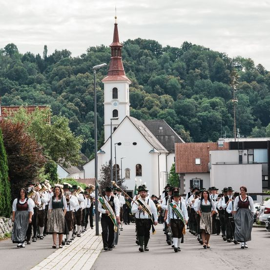 Bild enthält, People, Person, Architecture, Building, College, Car, Transportation, Vehicle, Machine, Wheel