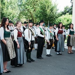 Bild enthält, People, Person, Adult, Female, Woman, Male, Man, Groupshot, Group Performance