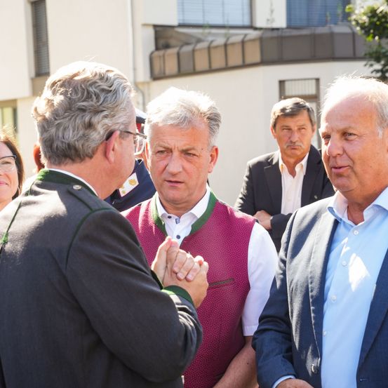 Bild enthält, People, Person, Adult, Male, Man, Bride, Female, Woman, Suit, Face