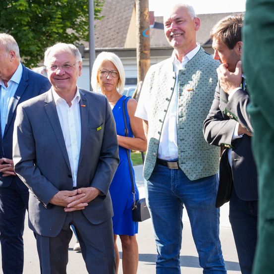 Bild enthält, Blazer, Coat, Jacket, Jeans, Adult, Male, Man, Person, Female, Woman