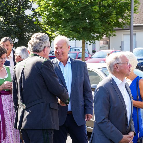 Bild enthält, Coat, Blazer, Jacket, Formal Wear, Suit, Adult, Male, Man, Person, People