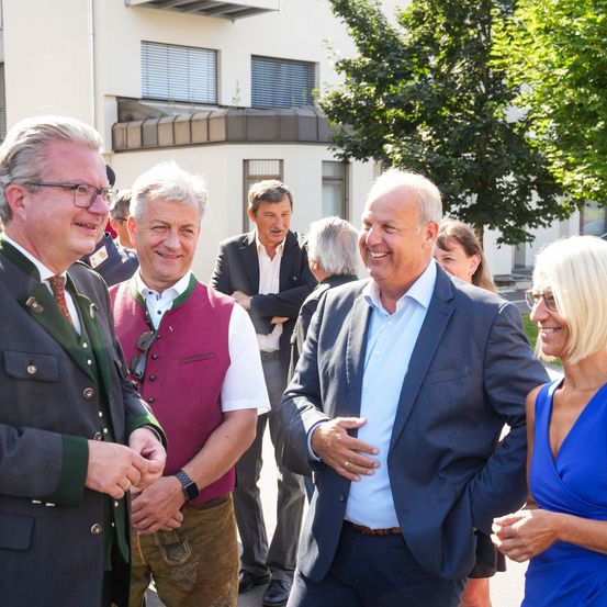 Bild enthält, Blazer, Coat, Jacket, Adult, Female, Person, Woman, Male, Man, Bride