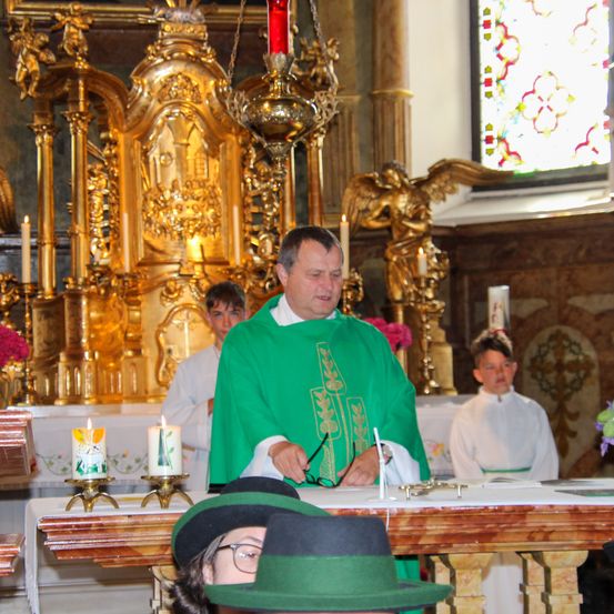 Bild enthält, Altar, Prayer, Flower, Flower Arrangement, Flower Bouquet, Person, Adult, Male, Man, Face