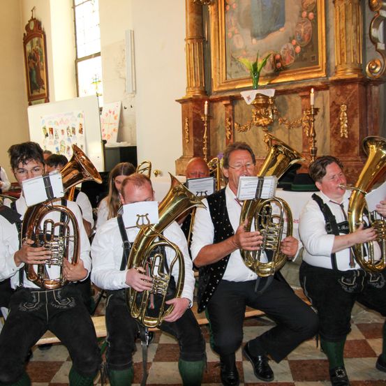 Bild enthält, Group Performance, Music Band, Musical Instrument, Person, Horn, Tuba, Adult, Male, Man, People