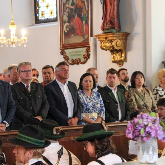 Bild enthält, Flower, Flower Arrangement, Flower Bouquet, Adult, Female, Person, Woman, People, Altar, Man