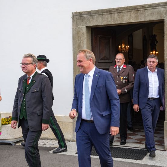 Bild enthält, Coat, Formal Wear, Suit, Adult, Female, Person, Woman, Male, Man, Lady