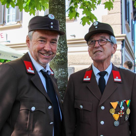 Bild enthält, Suit, Adult, Male, Man, Person, Officer, Coat, Face, Glasses, Tie