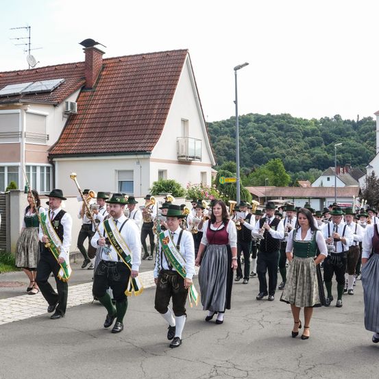 Bild enthält, People, Person, Car, Vehicle, Machine, Wheel, Footwear, Shoe, Flash Mob, License Plate
