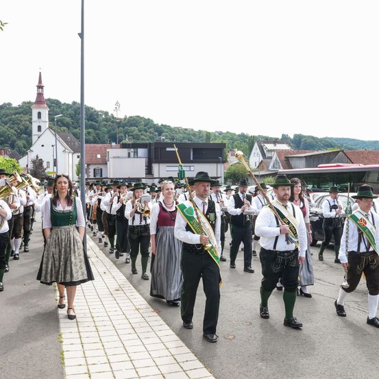 Bild enthält, People, Person, Female, Girl, Teen, Shoe, Marching, Flash Mob, Car, Walking