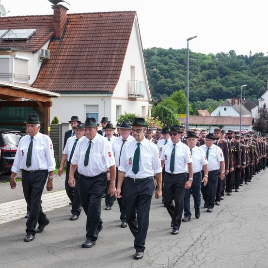 Bild enthält, People, Person, Adult, Male, Man, Tie, Shoe, Marching, Car, Jeans