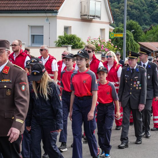 Bild enthält, People, Person, Adult, Male, Man, Officer, Boy, Teen, Captain, Coat