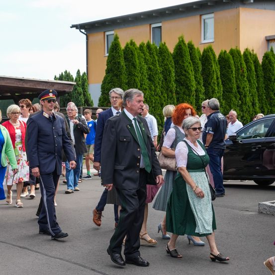 Bild enthält, People, Person, Coat, Adult, Female, Woman, Dress, Formal Wear, Walking, Suit