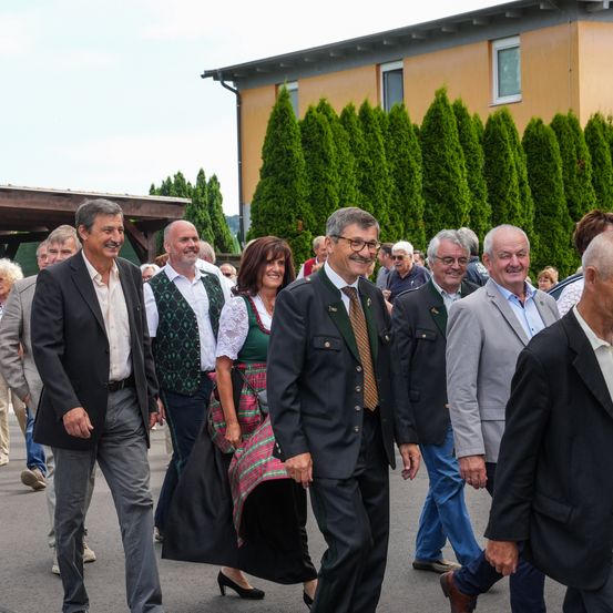 Bild enthält, Coat, Adult, Female, Person, Woman, Blazer, Jacket, People, Formal Wear, Man