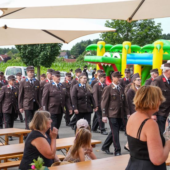 Bild enthält, People, Person, Adult, Female, Woman, Male, Man, Child, Girl, Coat