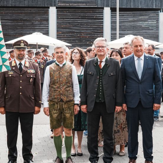 Bild enthält, Adult, Male, Man, Person, Shorts, People, Lady, Jeans, Coat, Officer