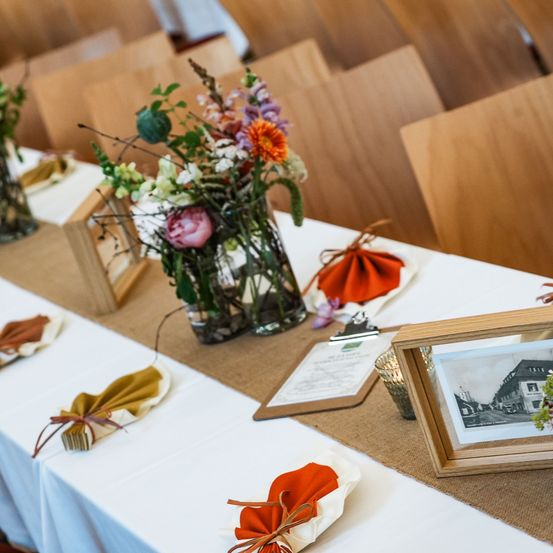 Bild enthält, Flower, Flower Arrangement, Plant, Flower Bouquet, Furniture, Table, Tabletop, Indoors, Rose, Ikebana