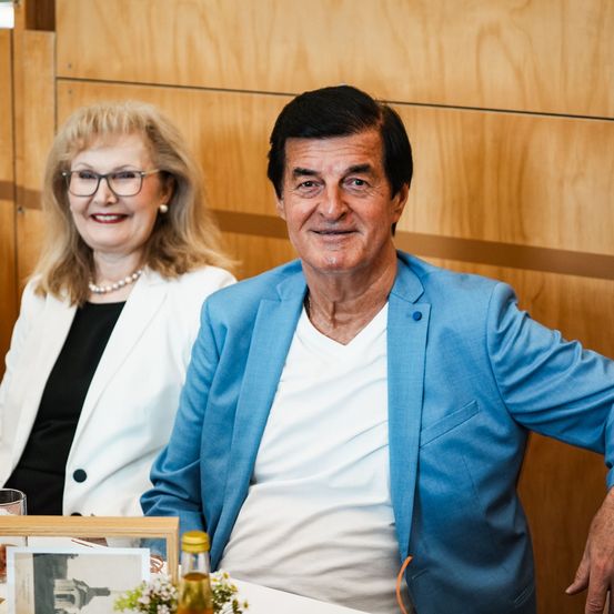 Bild enthält, Person, Adult, Female, Woman, Suit, Glasses, Plywood, Face, Smile, Necklace