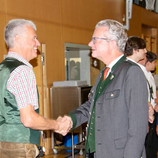 Bild enthält, Plywood, Hand, Person, Adult, Male, Man, Tie, Suit, Shirt, Finger