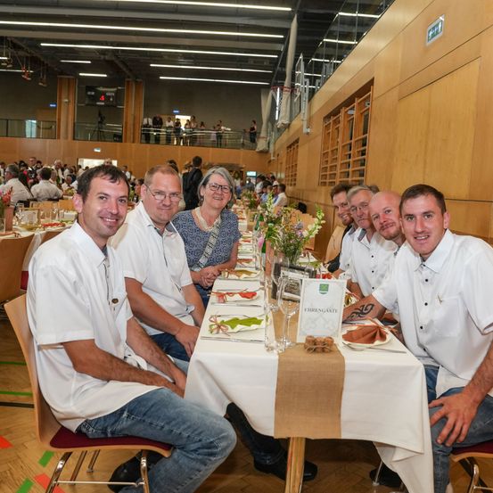 Bild enthält, Plywood, Wood, Restaurant, Cafeteria, Dining Table, Adult, Bride, Female, Person, Woman