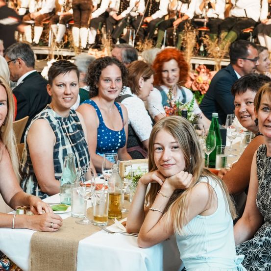 Bild enthält, Fun, Party, Adult, Female, Person, Woman, Male, Man, Bride, Face