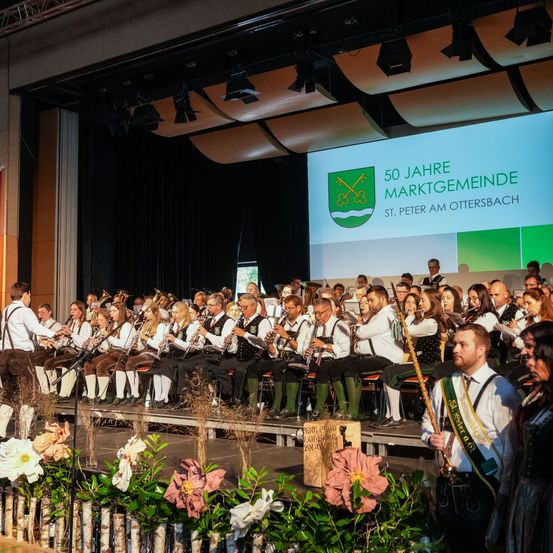 Bild enthält, People, Person, Adult, Female, Woman, Male, Man, Crowd, Group Performance, Indoors