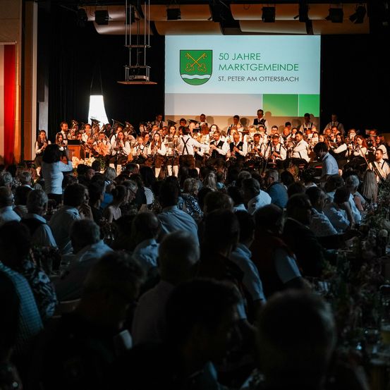 Bild enthält, People, Person, Indoors, Crowd, Adult, Male, Man, Female, Woman, Classroom