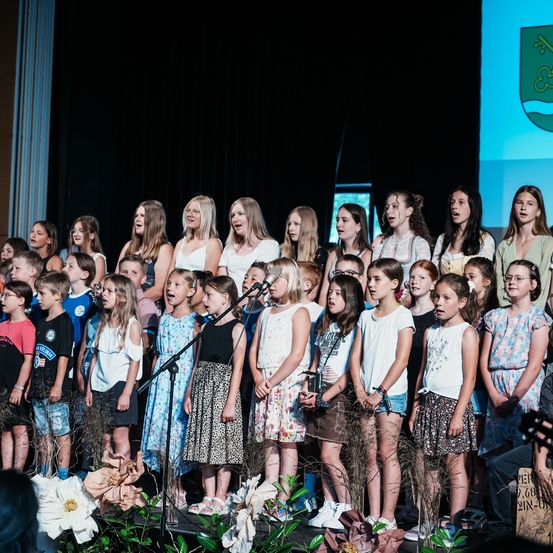 Bild enthält, Adult, Female, Person, Woman, Shorts, People, Male, Man, Groupshot, Crowd