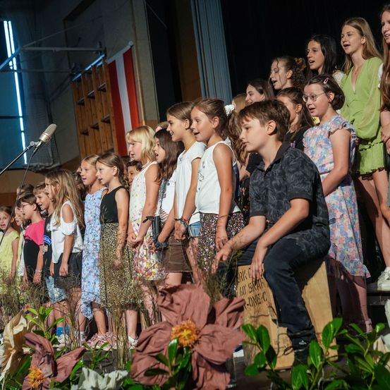 Bild enthält, Flower, Flower Arrangement, Person, Boy, Child, Male, Adult, Female, Woman, Flower Bouquet