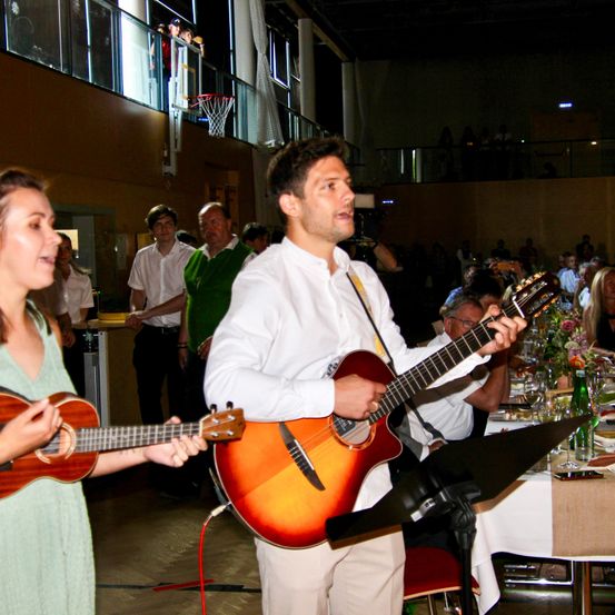 Bild enthält, Guitar, Musical Instrument, Group Performance, Music Band, Person, Adult, Female, Woman, Face, Concert