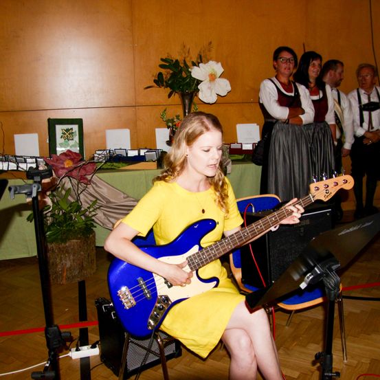 Bild enthält, Guitar, Musical Instrument, Person, Jeans, Shoe, Face, Group Performance, Electric Guitar, Music Band, Guitarist