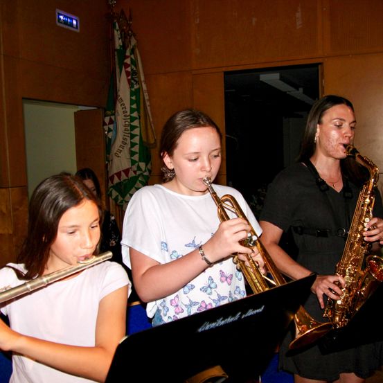 Bild enthält, Adult, Female, Person, Woman, Musical Instrument, Group Performance, Oboe, Face, Music Band, Horn