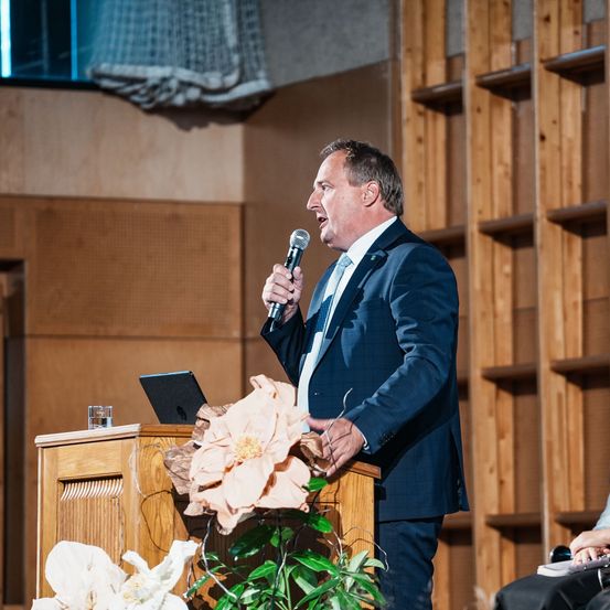 Bild enthält, Crowd, Person, Audience, Adult, Male, Man, Female, Woman, Speech, Podium