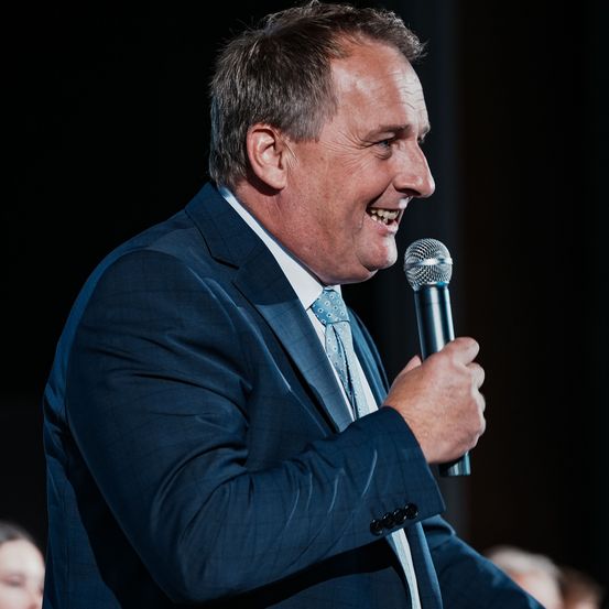 Bild enthält, Microphone, People, Person, Crowd, Adult, Male, Man, Audience, Face, Head