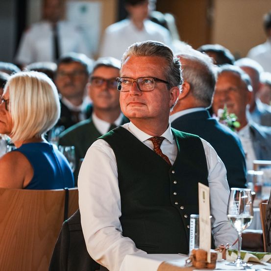 Bild enthält, Adult, Female, Person, Woman, Tie, Male, Man, Suit, Glasses, Face