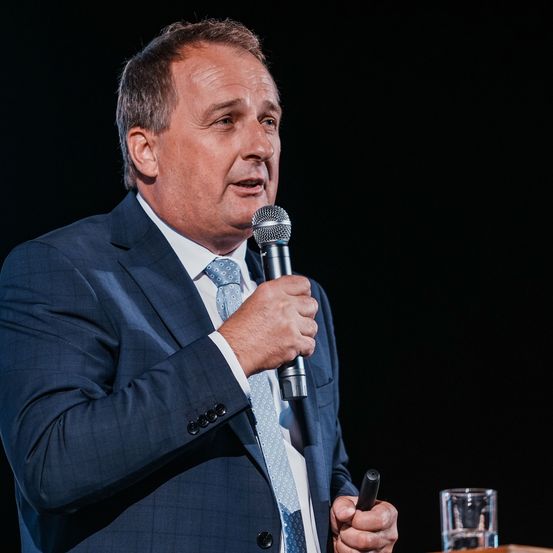 Bild enthält, People, Person, Microphone, Crowd, Adult, Male, Man, Tie, Audience, Face