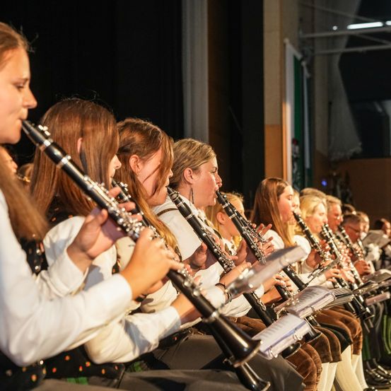 Bild enthält, Group Performance, Person, Musical Instrument, Oboe, Music Band, Adult, Female, Woman, Glasses, Face