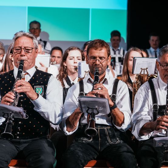 Bild enthält, Adult, Male, Man, Person, Female, Woman, Face, Suit, Glasses, Musical Instrument