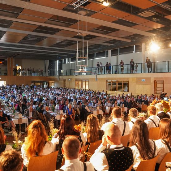 Bild enthält, People, Person, Adult, Female, Woman, Indoors, Building, Male, Man, Hall