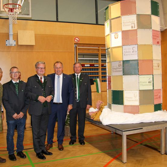 Bild enthält, Plywood, Wood, Floor, Flooring, Coat, Adult, Male, Man, Person, Hospital