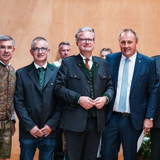 Bild enthält, Coat, Jacket, Groupshot, Person, People, Blazer, Suit, Adult, Male, Man