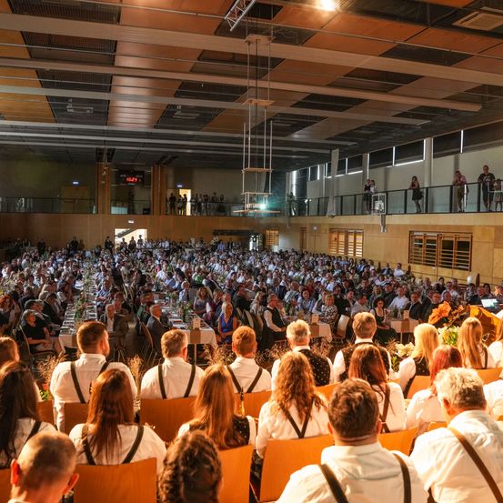 Bild enthält, People, Person, Adult, Female, Woman, Crowd, Building, Indoors, School, Classroom