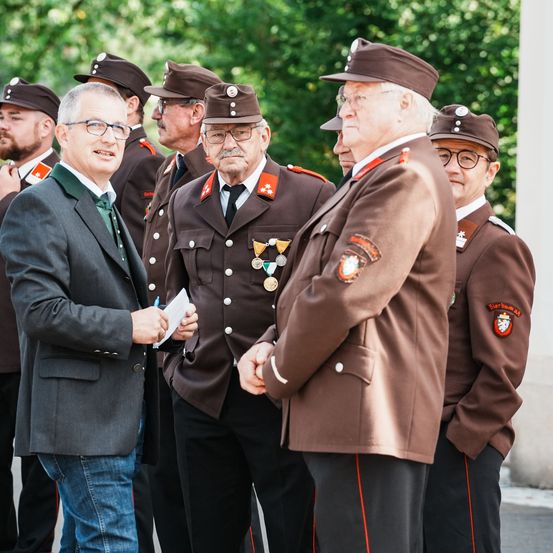 Bild enthält, Officer, Person, Coat, Adult, Male, Man, Military, Military Officer, Tie, Suit