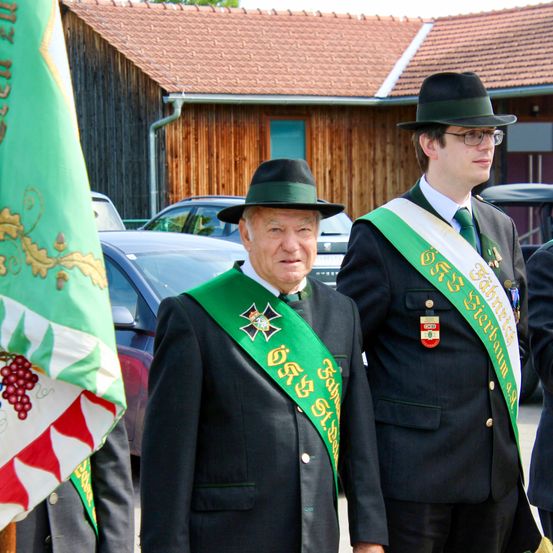 Bild enthält, Adult, Female, Person, Woman, Male, Man, Hat, People, Car, Face