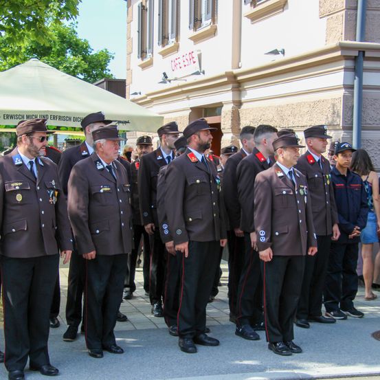 Bild enthält, People, Person, Officer, Adult, Male, Man, Police Officer, Coat, Suit, Shorts