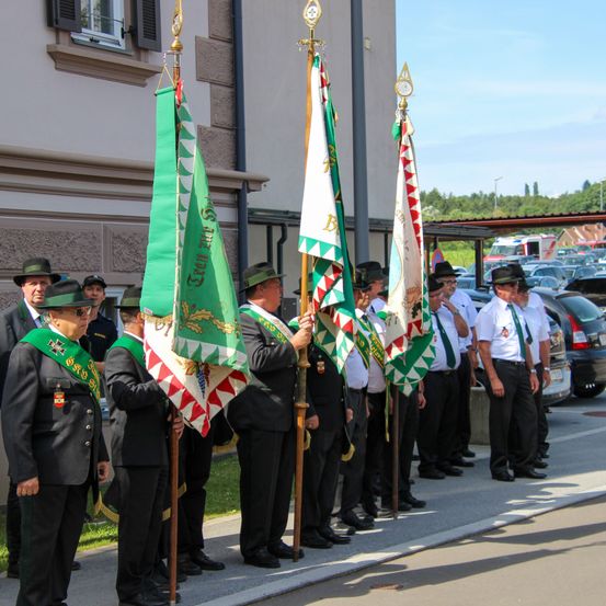 Bild enthält, People, Person, Adult, Male, Man, Marching, Officer, Jeans, Wheel, Car