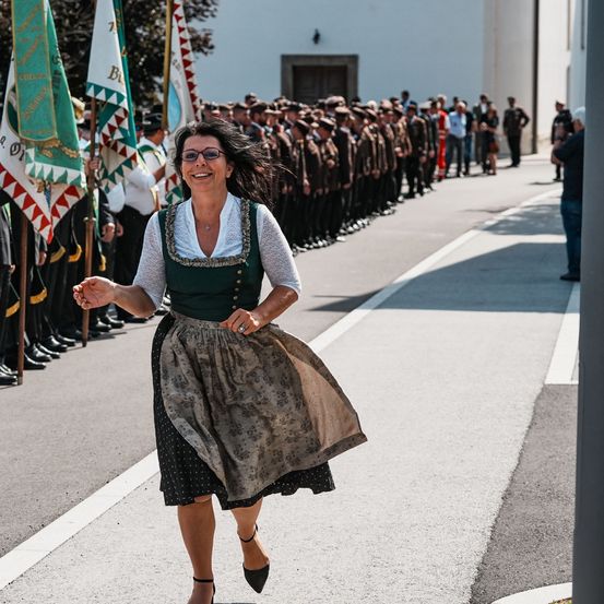 Bild enthält, People, Person, Lady, Adult, Female, Woman, Skirt, Wheel, Car, Pedestrian