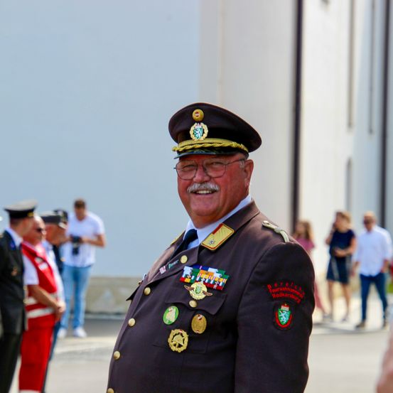 Bild enthält, Captain, Officer, Person, Adult, Male, Man, Military Officer, Shorts, Face, Jeans