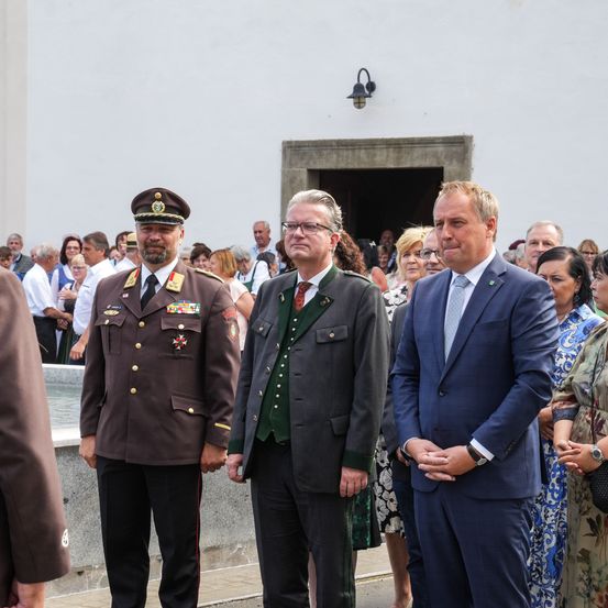 Bild enthält, Adult, Male, Man, Person, Female, Woman, Officer, Coat, Tie, Captain